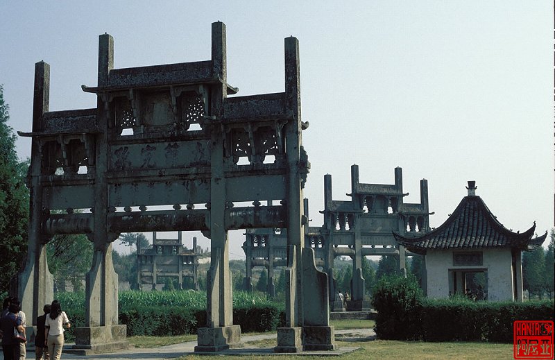 photo of Tan Yui village in China - Stone gates to commemorate female ancestors