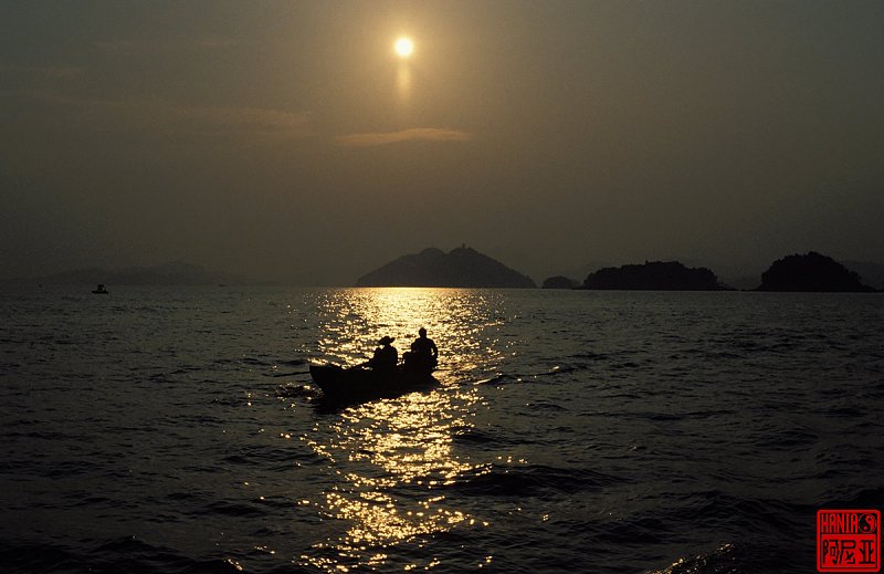 photo of Qian Dao Hu - Sunset on the lake
